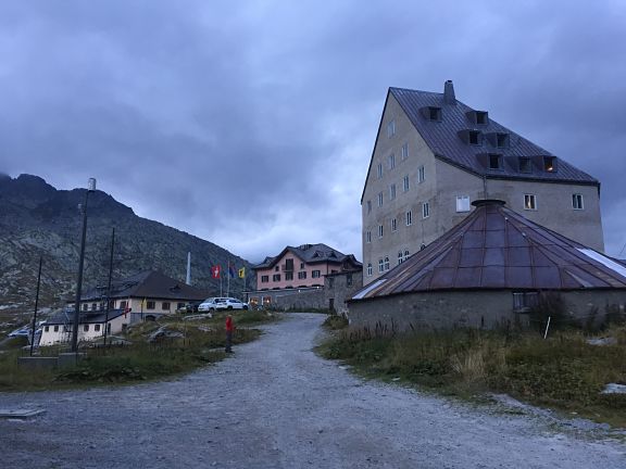Музей, гостиница San Gottardo и историческое серое здание хосписа Музей, гостиница San Gottardo и историческое серое здание хосписа